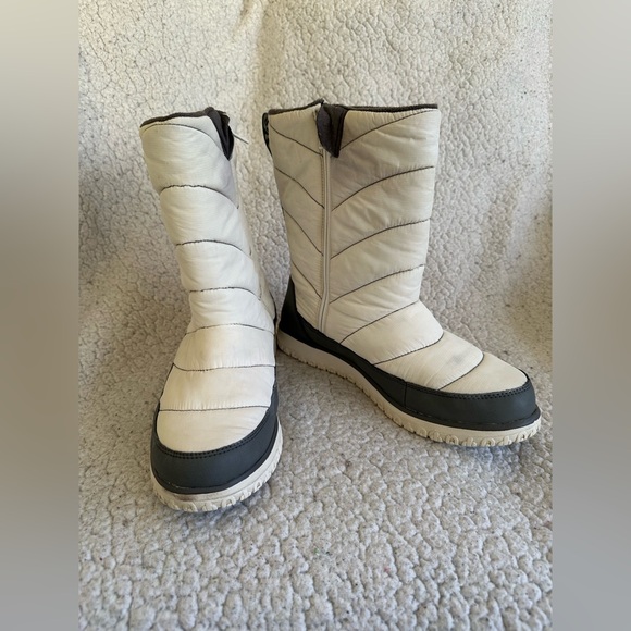 LL BEAN Women's Quilted Winter Snow Boots in Off-White and Gray - Picture 3 of 7
